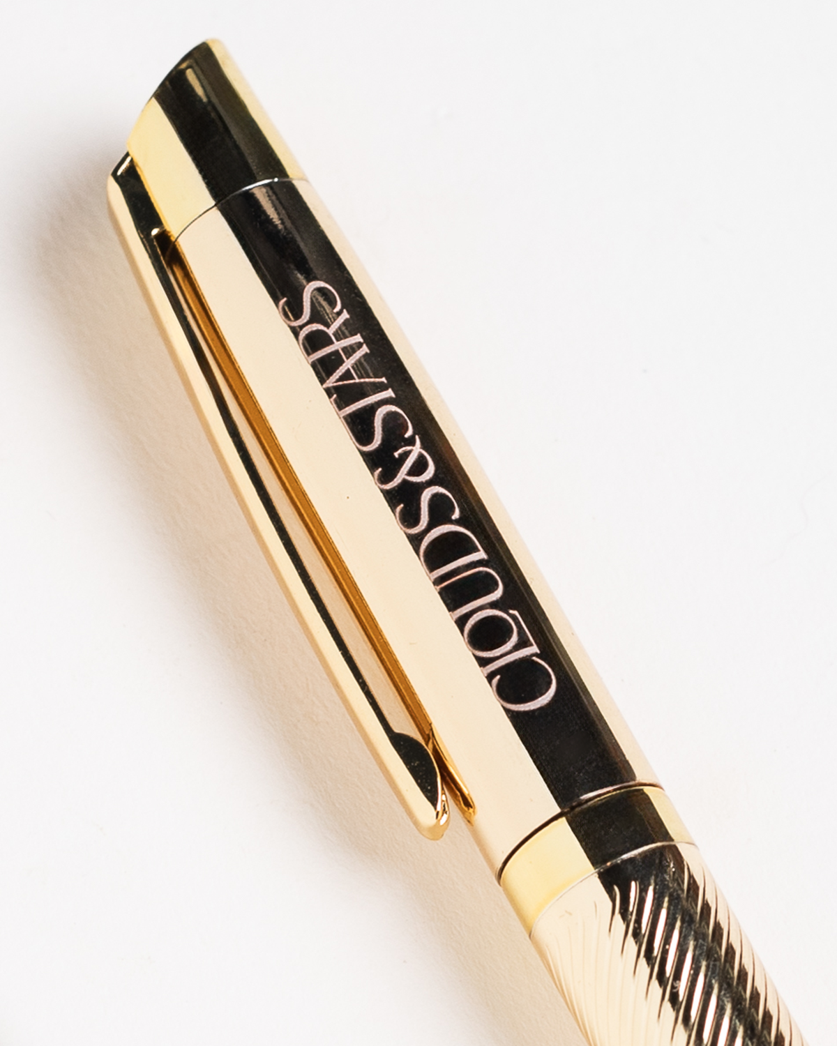 Gouden pen van Clouds & Stars bij een grief journal voor rouw en herinnering
