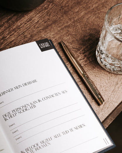 Grief journal met pen als betekenisvol rouwcadeau bij verlies
